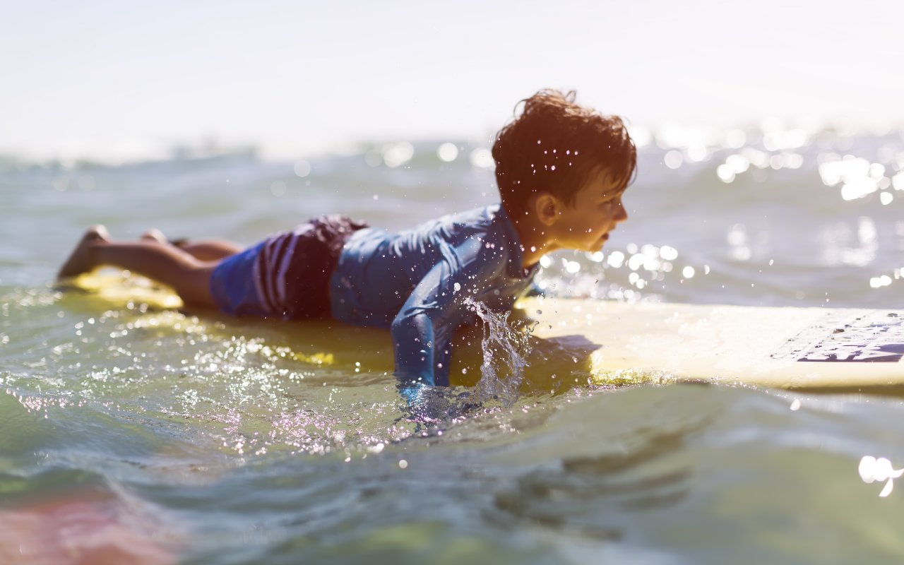 Enfant en train de surfer au Costa Rica 