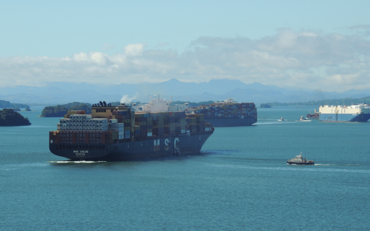 Canal de panama, porte-conteneurs dans la baie de Panama city.