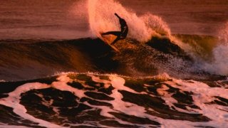 Surf au coucher du soleil
