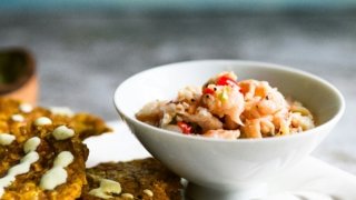 Ceviche au Panama servi avec des patacones